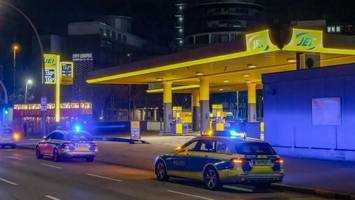Polizei findet verletzten Mann – mysteriöser Einsatz bei Jet-Tankstelle