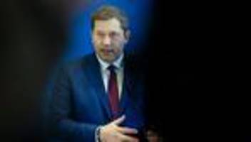 Abkehr vom Verbrenner-Aus: Klingbeil warnt Autobauer: Zukunft ist elektrisch