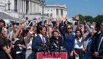 Affäre um Sexualstraftäter: Epstein-Akten: Tausende Fotos und Dokumente veröffentlicht