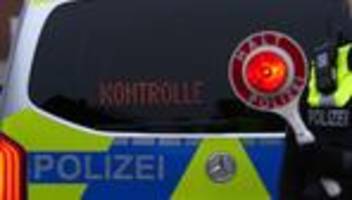 Ohne Führerschein: Junger Mann schleicht mit Radlader über Autobahn