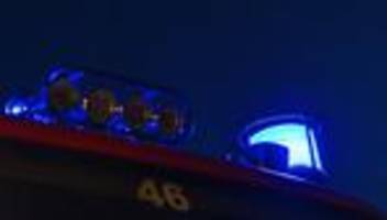 unfall: auto kippt auf seite: feuerwehr befreit verletzten fahrer