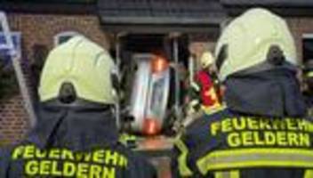 Unfall: Junger Mann bleibt mit Auto in Hausflur stecken