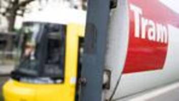 Unfälle: Auto und Straßenbahn kollidieren in Marzahn-Hellersdorf