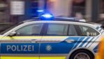 verkehr: 21-jähriger bleibt mit auto unter schranke stecken
