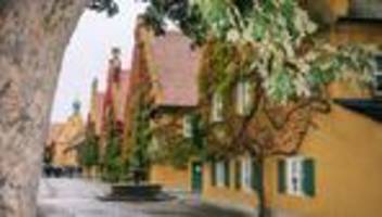 fuggerei in augsburg: wohnen für 88 cent und drei gebete