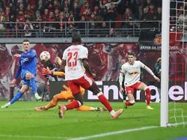 leverkusen siegt nach rückstand: 18-jähriger debütant schickt leipzig maximal frustriert in die pause