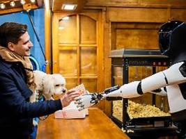 optimus in aktion: tesla-roboter verteilt popcorn auf berliner weihnachtsmarkt