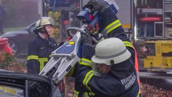 frau nach unfall in auto eingeklemmt – feuerwehr rückt mit schwerem gerät an