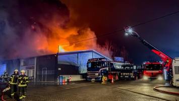 Großfeuer in Lagerhalle einer Spedition – über 100 Feuerwehrleute im Einsatz