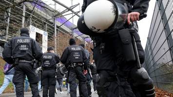 schutzbewaffnet und maskiert: 55 fußballfans vor hsv-spiel in gewahrsam