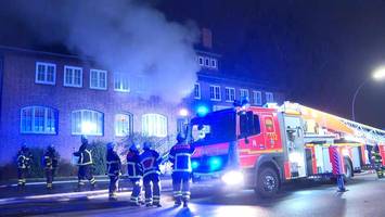 Feuer in vermüllter Wohnung – als die Feuerwehr kommt, steht die Tür auf