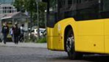 Bus der Linie N7: Linienbus fährt am Flughafen BER in Straßengraben