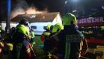 Gebäudebrand: Brandursache Tannenbaum? Wohnhaus bei Leer in Flammen