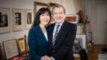 Instagram-Post: Schröder schultert Weihnachtsbaum