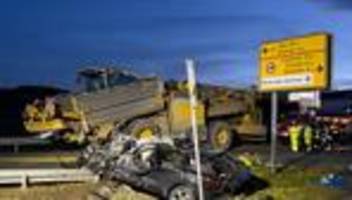 Verkehr: Auto gerät in Gegenverkehr: Frau stirbt bei Unfall