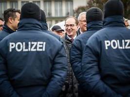 Grüne fordern bundesweite Regel: Innenminister Dobrindt prüft Böllerverbote