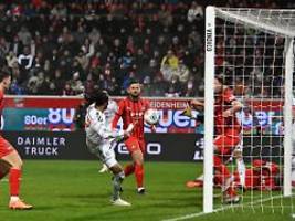 Ohne Neuer, Kimmich und Probleme: FC Bayern zerpflückt Heidenheim und lässt 16-Jährigen debütieren