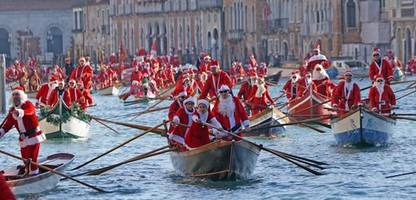 Advent: Weihnachtsmänner im Boot, auf dem Motorrad, beim Klettern – die Bilder