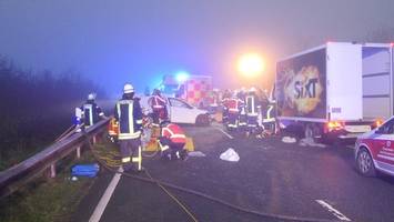Frontaler Zusammenstoß im Nebel: Vier Menschen schwer verletzt