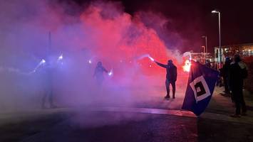 für ein wunder? hsv-fans mit besonderer pyro-aktion in wolfsburg