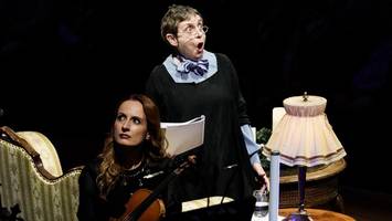 „Gna-Gna-Gna“: Katharina Thalbach singt und hopst beim Wintermärchen