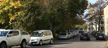 Betrunkener Autofahrer landet auf Schienen und verursacht Verspätungen im Nahverkehr