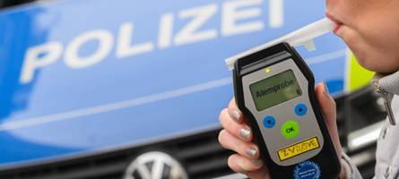 Fahrradfahrer stürzt schwer alkoholisiert und verletzt sich am Kopf