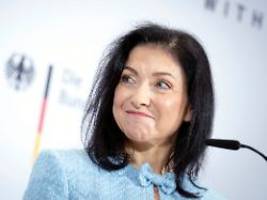 Decke zwingend anheben: Reiche fordert längere Arbeitszeit und gelockerten Kündigungsschutz