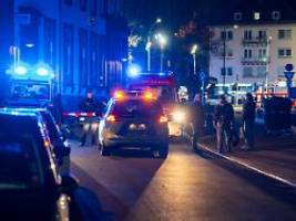 Fahrer festgenommen: Mann fährt in Bushaltestelle in Gießen - vier Verletzte