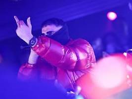 Grünen-Politiker ist berührt: Rapper Haftbefehl taucht bei Özdemirs Jubiläumsfeier auf