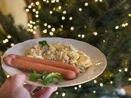 Beliebtes Essen an Heiligabend: Kartoffelsalat und Würstchen sind günstiger geworden