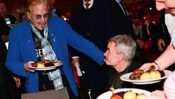 frank zander empfängt 2500 gäste zu traditionellem weihnachtsessen