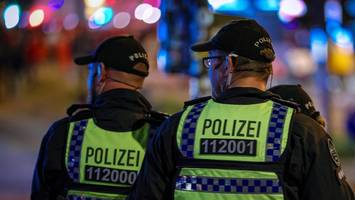 Frau schlägt und bedroht Mutter mit Kind – und widersetzt sich der Polizei