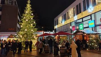 Stress auf Weihnachtsmarkt: Mann droht mit Messer, Gast setzt Abwehrspray ein