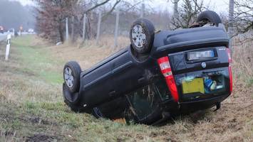 unfall auf a23: fiat überschlägt sich bei tornesch – fahrer hilflos
