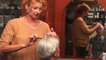 Wenig Geld, viel Stehen: Sie liebt es trotzdem, Friseurin zu sein