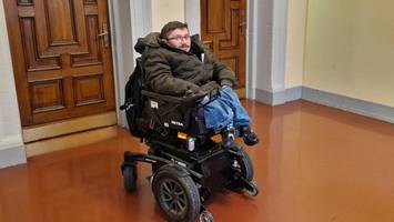 „schäbige tat“: 23-jähriger hilft rollstuhlfahrer erst, dann raubt er ihn aus