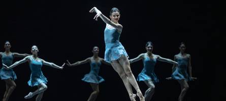 zwischen melancholie und ekstase: ballettpremiere waves and circles in der münchner staatoper
