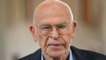 Aufruf vor Heiligabend: Günter Wallraff: Weihnachten muss Fest der Liebe sein