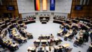 Mehr Geld für Politiker: Berichte: Berliner Abgeordnete bekommen 477 Euro mehr Diät