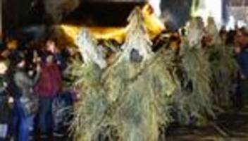 Weihnachtsbräuche: Schilfgestalten läuten alte Weihnachtstradition ein