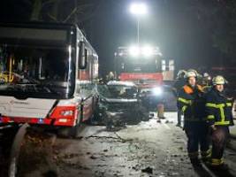 37-Jähriger kracht in Linienbus: Verfolgungsjagd in Hamburg endet mit sieben Verletzten