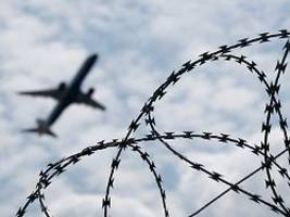 im linienflug nach damaskus: bundesregierung schiebt erstmals straftäter nach syrien ab