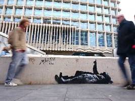 Kinder, die auf etwas zeigen: Banksy bringt zwei neue Kunstwerke in London an