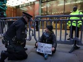 Schild von Terrororganisation: Greta Thunberg bei Palästina-Demo in London festgenommen