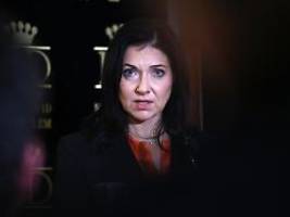 Teilnahme bei VIP-Gipfel: Bericht: Broschüre bringt Ministerin Reiche in Erklärungsnot