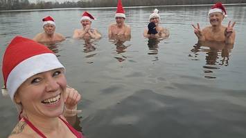 bei 5 grad: eisbader tauchen im kiessee ab – für die gesundheit
