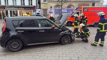 unfall in bergedorf: autofahrer rammt fassade der deutschen bank