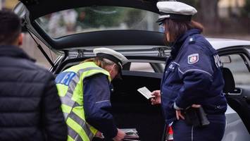 viele einbrüche: polizei kontrolliert passanten ohne verdacht