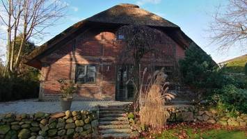 zu verkaufen: reetgedecktes fachwerkhaus in villengebiet bei hamburg